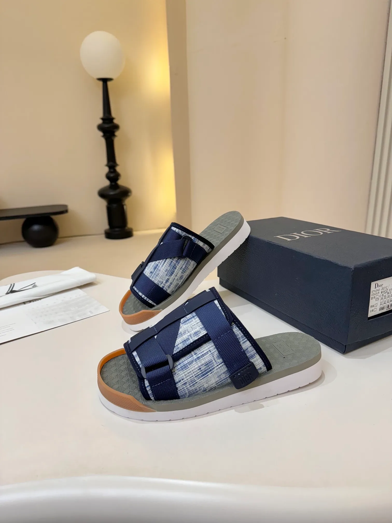 [Dior] P: 300💰 -Size: 38-46 Dior Dior D’s classic men’s slippers, high-end boutique, original material, pure cotton printed canvas upper, fine workmanship, super soft sole, casual, loose and comfortable, a must-have in summer! !